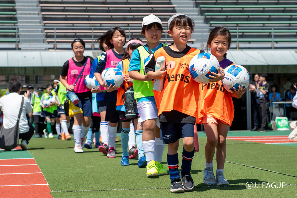 写真：ボールを持って入場